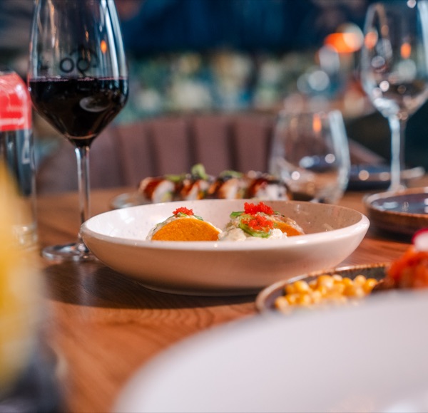 Gedekte tafel met wijn in het restaurant